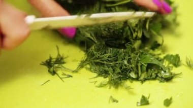 Dereotu salata üzerinde kesme