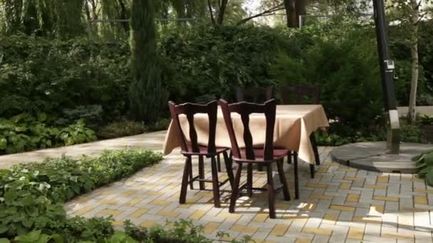 Table and chairs in park — Stock Video