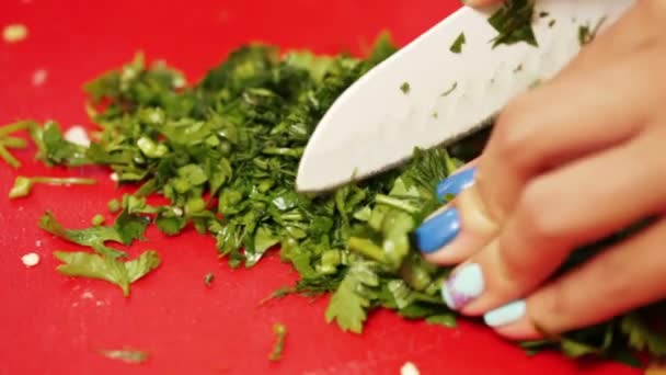 Cutting parsley on lettuce — Stock Video