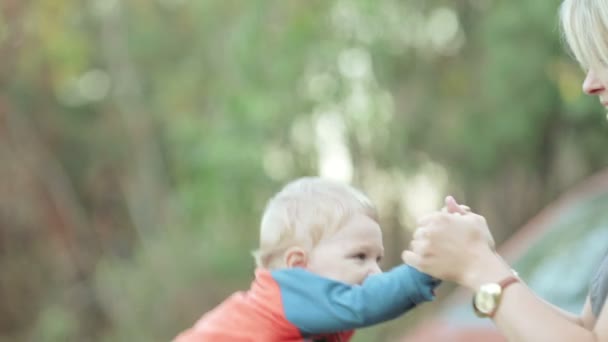 Mãe lança bebê — Vídeo de Stock