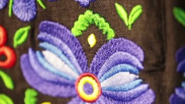 Siyah gömlek nakış ile detay