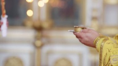 Kilisede düğün için şarap