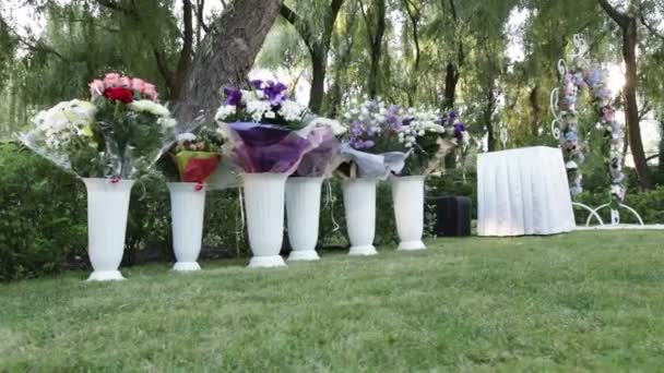 Bouquets de casamento em vasos — Vídeo de Stock