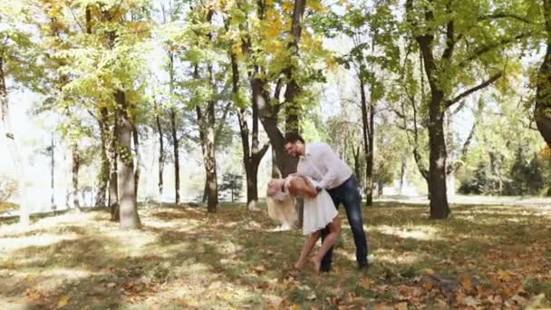 Couple dancing autumn park — Stock Video