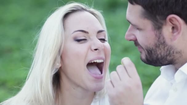 Pareja divertida comiendo uva — Vídeo de stock