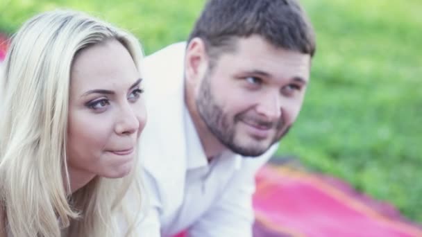 Lustiges Paar beim Picknick — Stockvideo