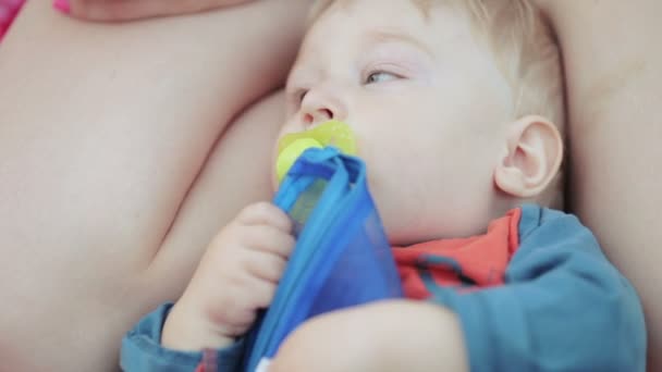 Baby mit Schnuller in der Natur — Stockvideo