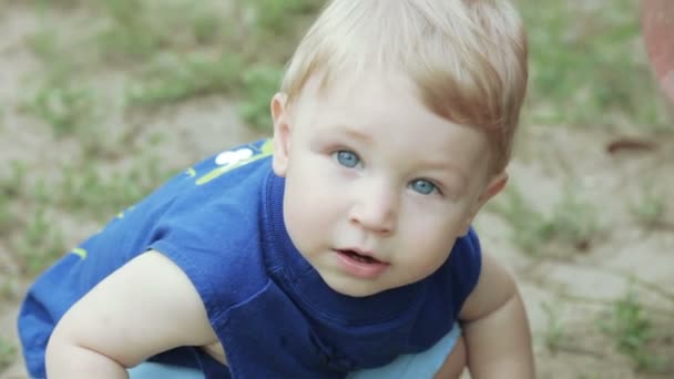 Baby beim Picknick — Stockvideo