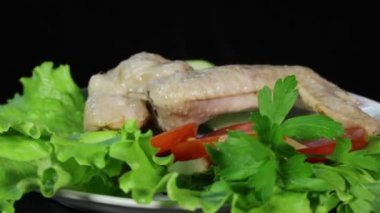 Tabakta tavuk kanadı vardır