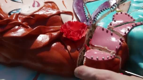 カッティング子供のバースデー ケーキ — ストック動画