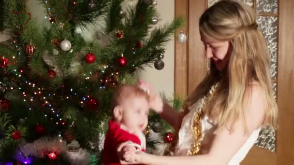 Anne bebek Noel tre yakınındaki yukarı atar — Stok video