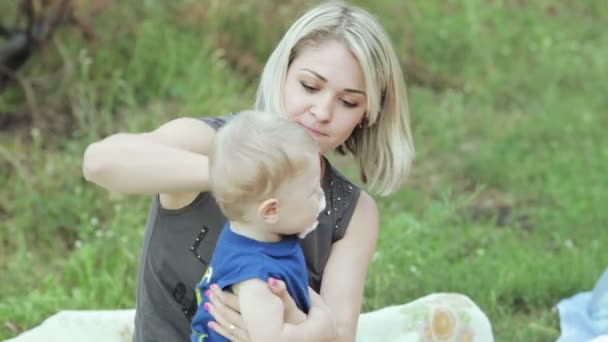 Mor och son på naturen — Stockvideo