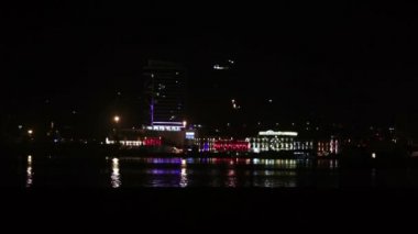 Su içinde gökdelenler yansıma