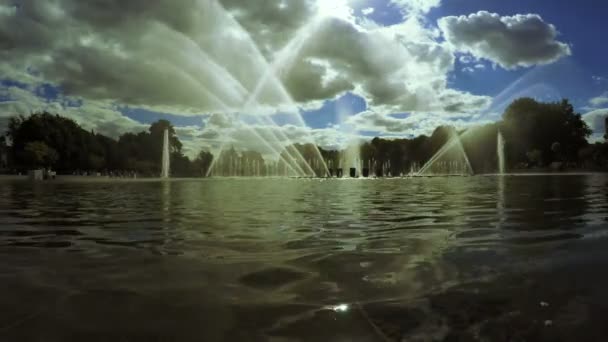 Fountains in city park — Stock Video