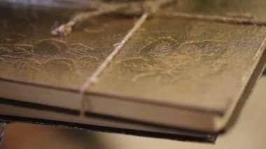 İp kitap Cu ile bağlı