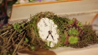 Çiçeklerle süslenmiş izle