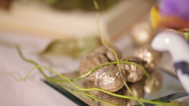 Çiçeklerle süslenmiş izle