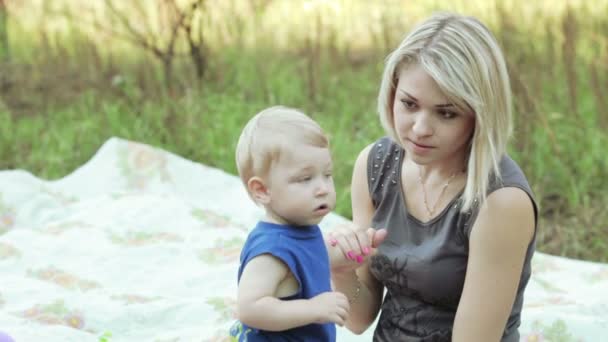 Мать и сын на природе — стоковое видео