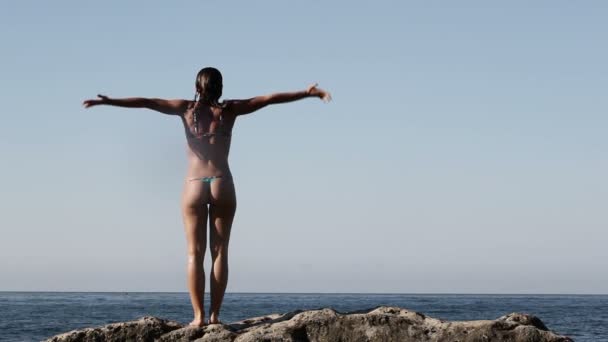 Dívka jumpings v moři — Stock video