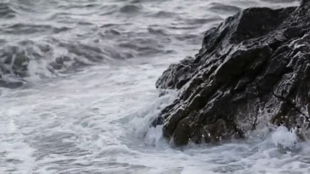 Surf más fuerte en piedra — Vídeos de Stock