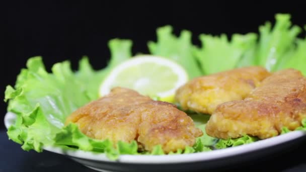 Gebratener Fischrogen auf Salatblättern — Stockvideo