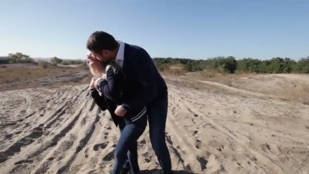 Casal correr virar e beijar — Vídeo de Stock