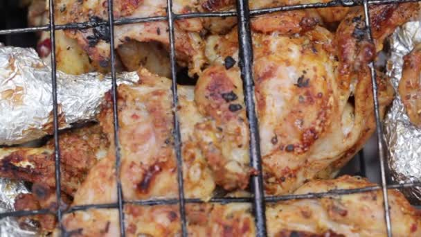 Patas de pollo en fuego abierto — Vídeo de stock