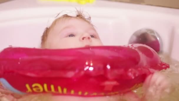 Niño con espuma en la cabeza — Vídeo de stock