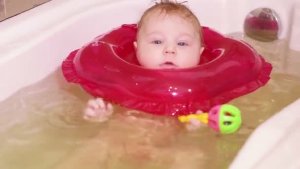 Enfant avec jouet dans la salle de bain — Video