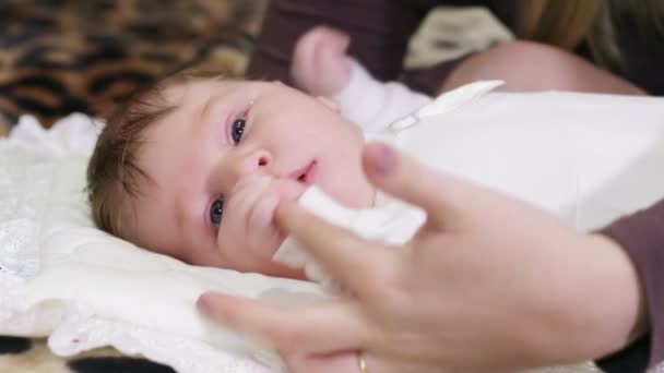 Liegendes Baby hält Mutter an den Händen — Stockvideo