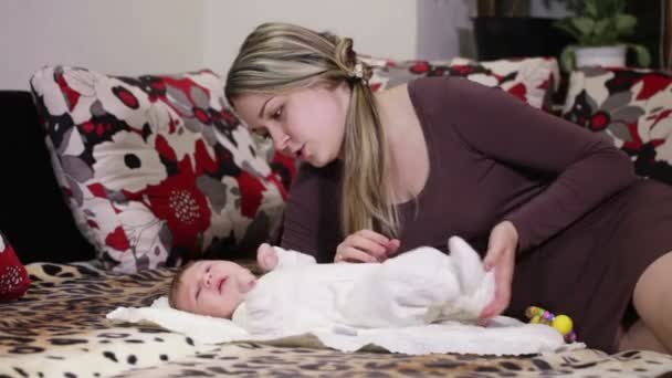 泣いている赤ちゃんを持つお母さん — ストック動画