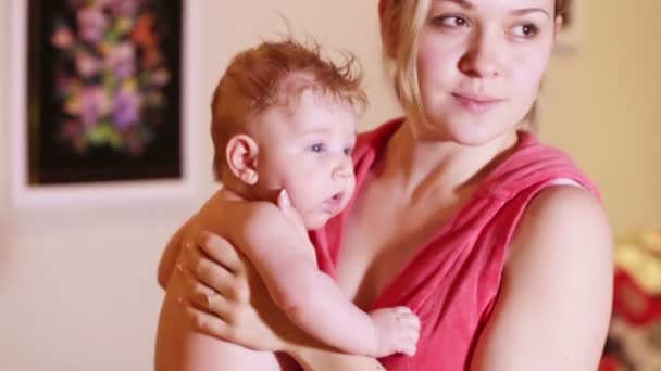 Moeder met kind aan kant — Stockvideo