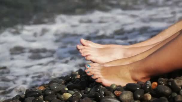 Frauen und Männer Beine am Strand — Stockvideo