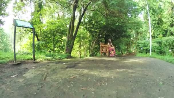 Chica en el jardín botánico — Vídeo de stock