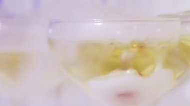 Bir bardak şampanya yasaktır. Cu