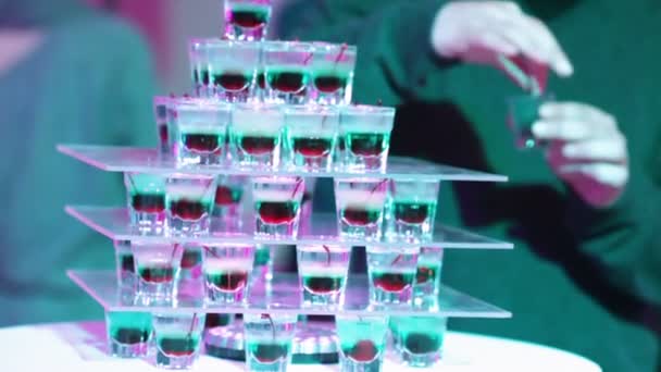 Korte cocktails drinken — Stockvideo