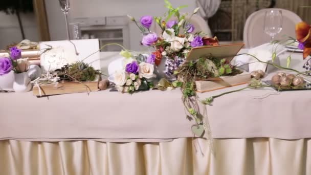 Tafeldecoratie met bloemen — Stockvideo