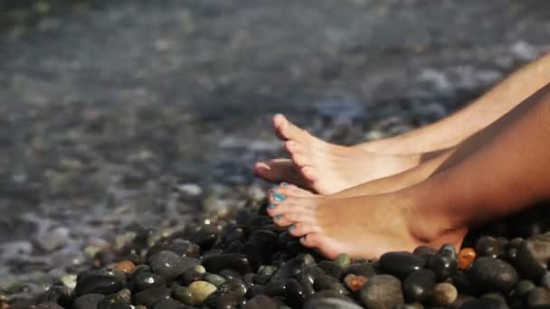 Жінки і чоловічі ноги на пляжі — стокове відео