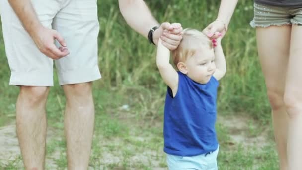 Familia con hijo en la naturaleza — Vídeo de stock