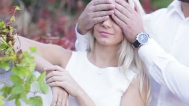 Kaç sürpriz oynayan ve öpüşme