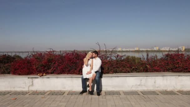 Pareja enamorada en el fondo de la ciudad — Vídeo de stock