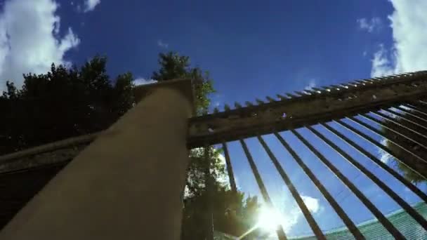 高い鍛造フェンス — ストック動画
