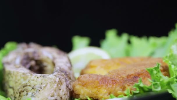 Peşte prăjit şi coaja de peşte pe frunze de salată verde — Videoclip de stoc