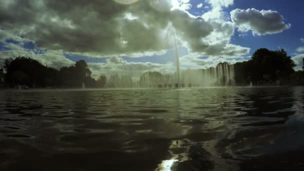 都市公園の噴水 — ストック動画