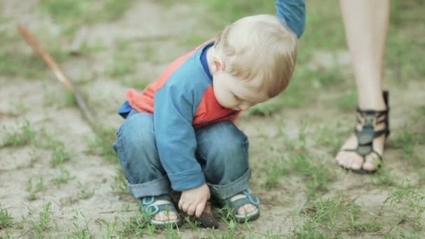 Ребенок на природе — стоковое видео