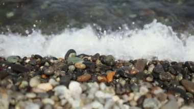 Çakıl taşları ve sörf