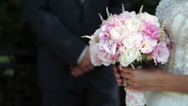 Noiva com buquê de casamento — Vídeo de Stock