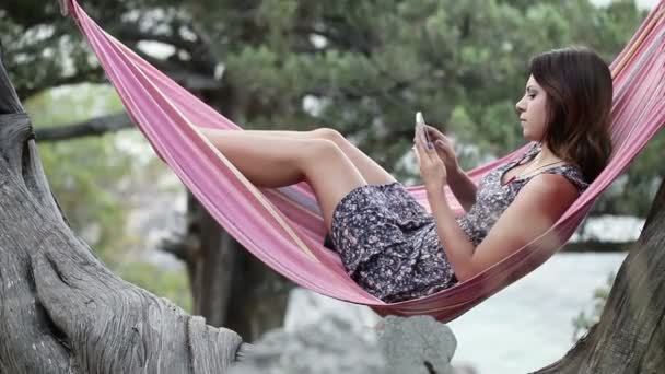 Girl in hammock smartphone self — Stock Video