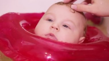 Childs'ın başını okşayarak anne