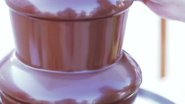 Шоколадный фонтан — стоковое видео